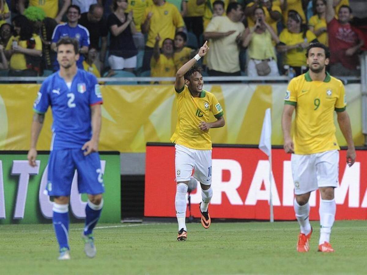 Brasil, primero en su grupo tras vencer 4-2 a Italia.