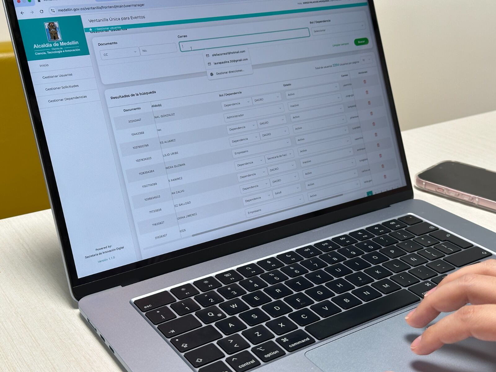La plataforma busca simplificar los trámites y mejorar la experiencia de las personas. Foto: alcaldía de Medellín.