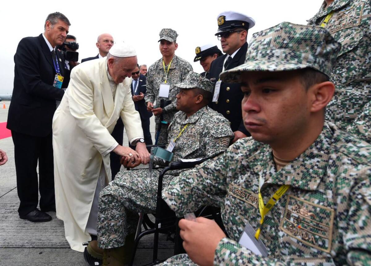 El papa Francisco saludando a militares