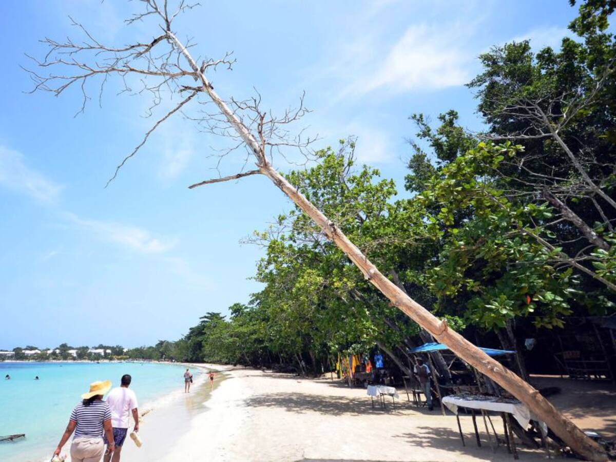 Investigan presuntas omisiones por construcciones ilegales en Playa Blanca