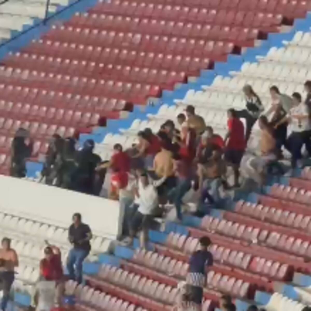 Disturbios en el estadio Metropolitano deja varias personas lesionadas: entre ellas hay policías