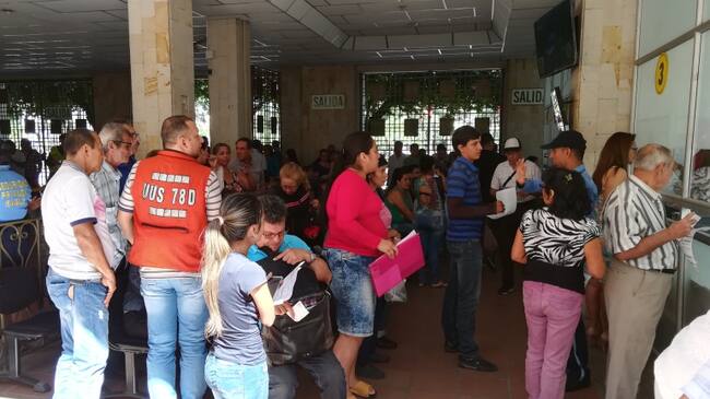 Contribuyentes pagando los impuestos en la alcaldía de Cúcuta
