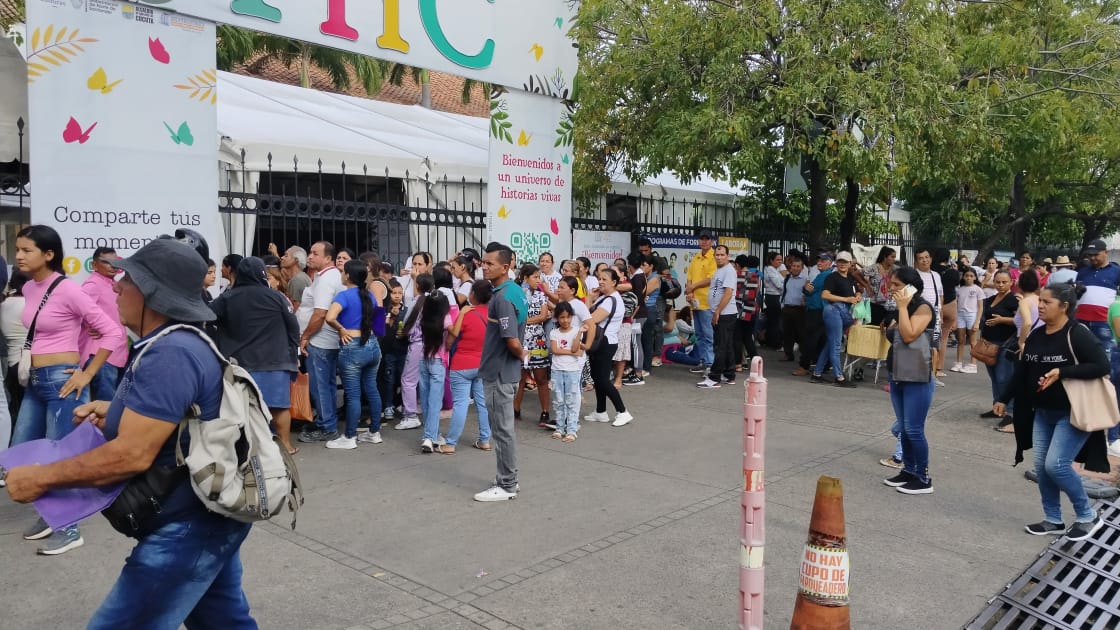 Largas filas de beneficiarios de programas del DPS en Cúcuta / Foto: Caracol Radio