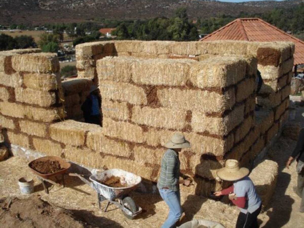 ¿Cómo aprender a construir pacas de paja?