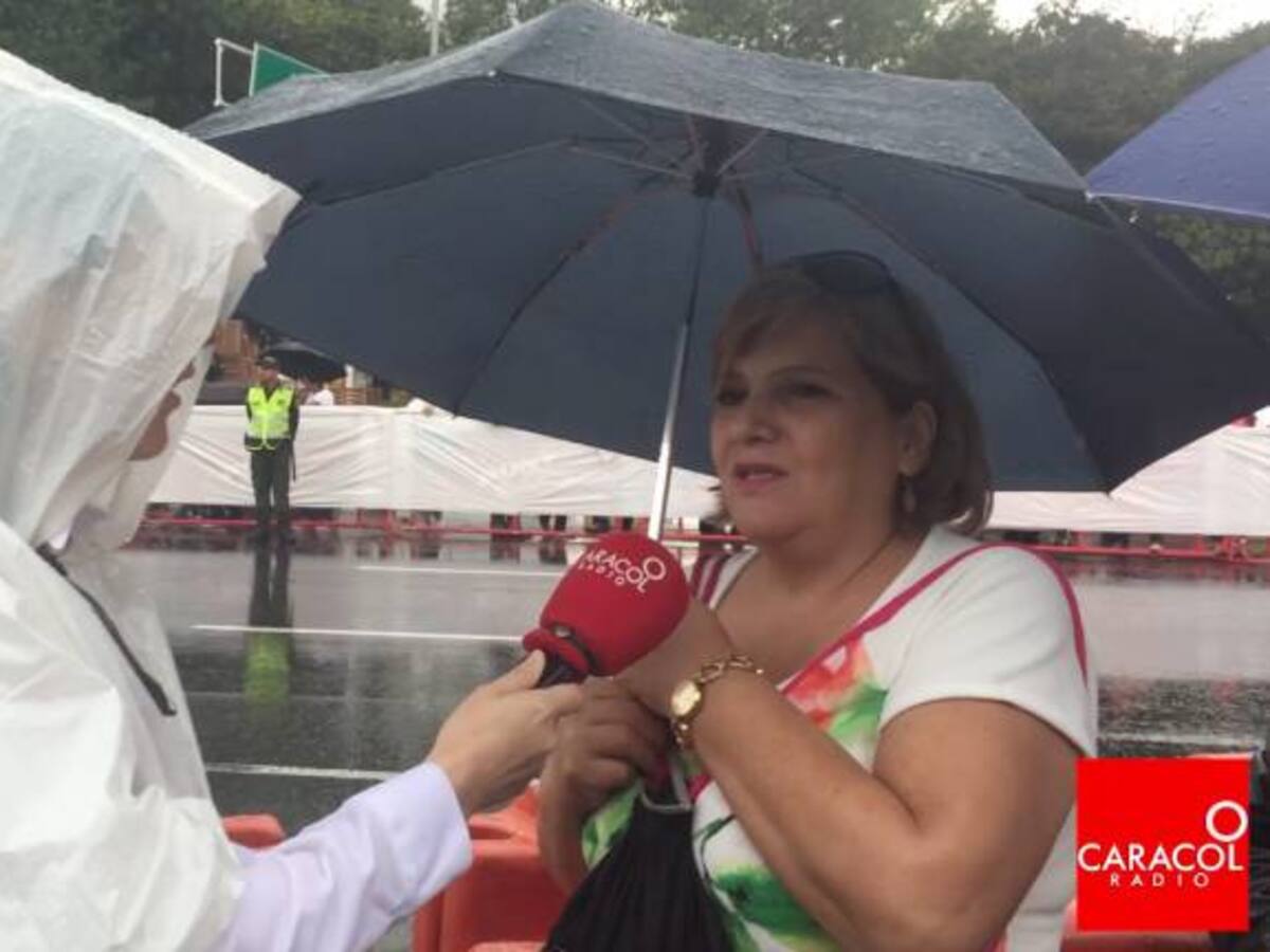 A pesar de la lluvia, siguen esperando al Papa en La Macarena