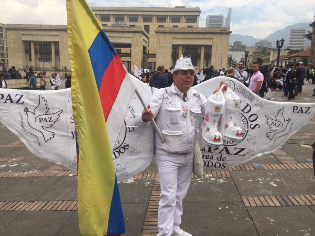 Para dar a conocer los pormenores del pacto, que tendrá que ser refrendado por el Congreso, miembros del Gobierno, entre ellos el ministro del Interior, Juan Fernando Cristo, se reunieron hoy en Bogotá con representantes de los partidos políticos para explicarles con detalle lo acordado.