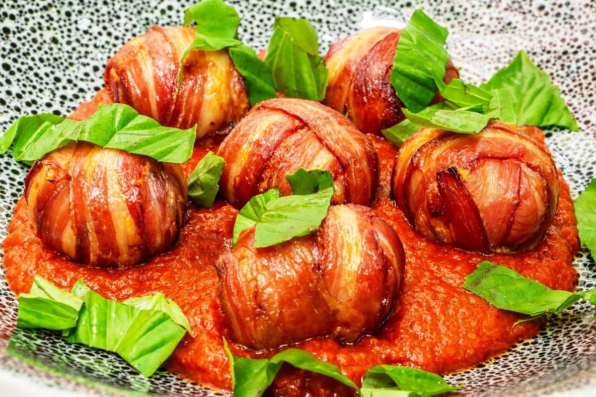 La rodean 4 nuevos pisos de locales comerciales, un centro de convenciones con capacidad para 750 personas y una ambiciosa zona de comidas con restaurantes exclusivos, ofreciendo una amplia variedad de opciones para todos los visitantes.