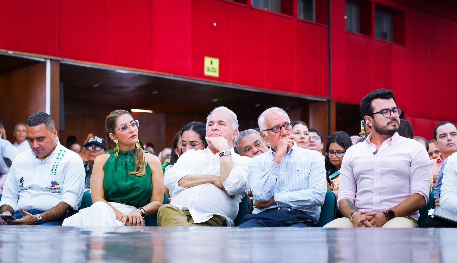 El ministro de salud, Guillermo Alfonso Jaramillo con los gobernadores del Tolima y Huila, Adriana Matiz y Rodrigo Villalba