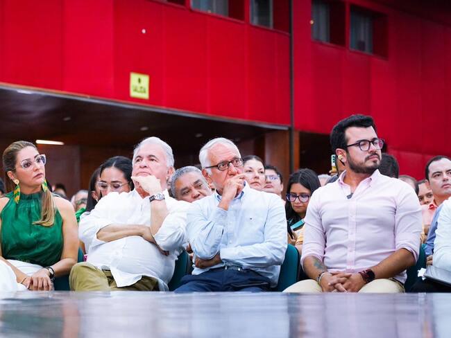 El ministro de salud, Guillermo Alfonso Jaramillo con los gobernadores del Tolima y Huila, Adriana Matiz y Rodrigo Villalba