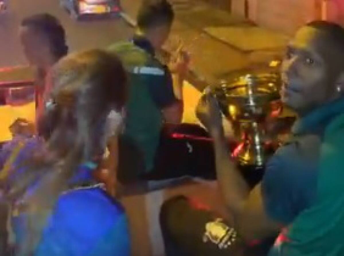 Caravana en carro de bomberos por las calles del municipio Calarcá