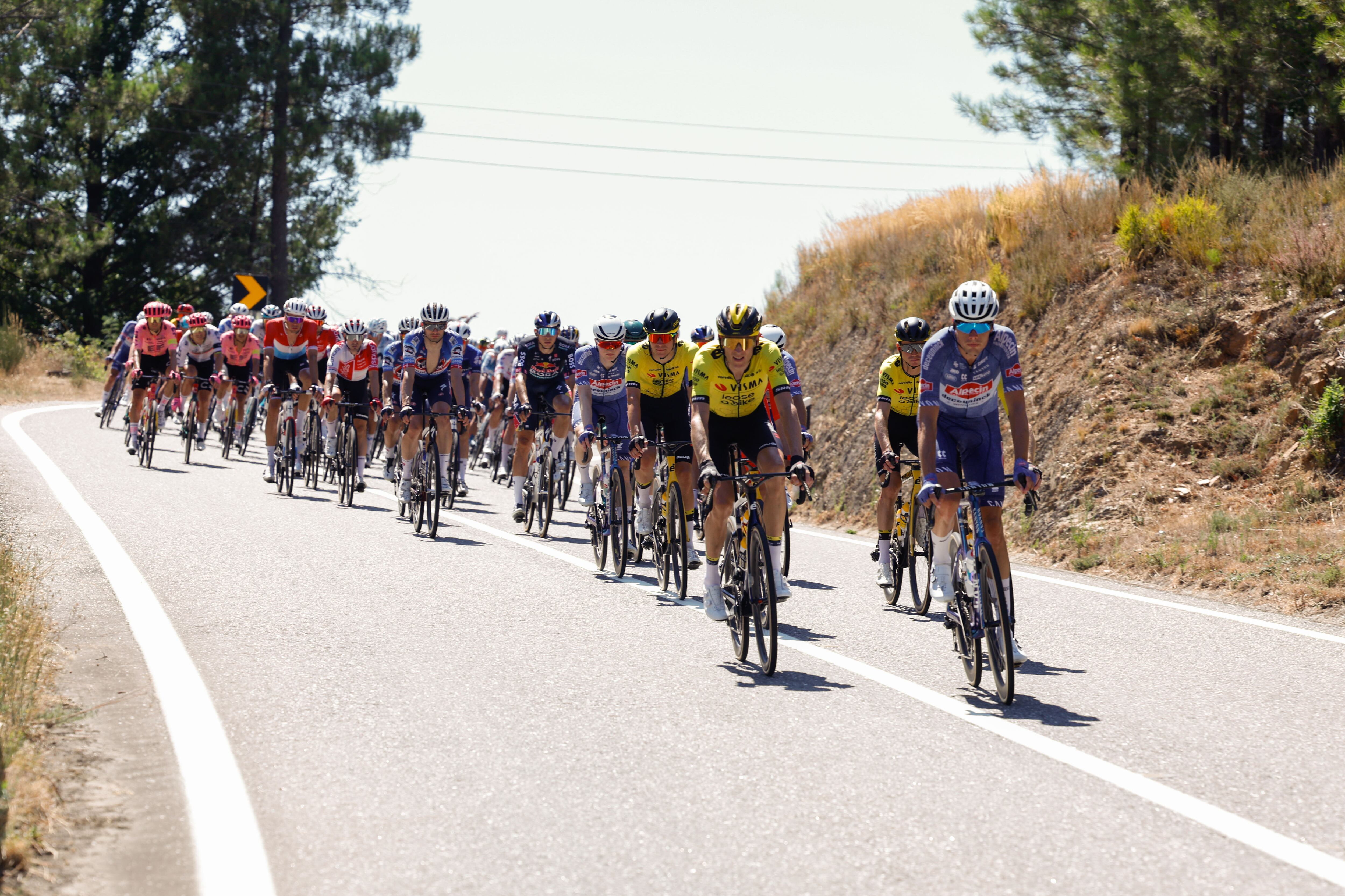 LOUSA (PORTUGAL), 19/08/2024.- Fotografía general de los ciclistas mientras compiten en la etapa 3 de la Vuelta 2024, entre Lousa y Castelo Branco este lunes, en Portugal. La Vuelta Ciclista a España, que se inició el pasado 17 de agosto en Lisboa (Portugal), culminará el próximo 8 de septiembre en Madrid. EFE/Javier Lizón