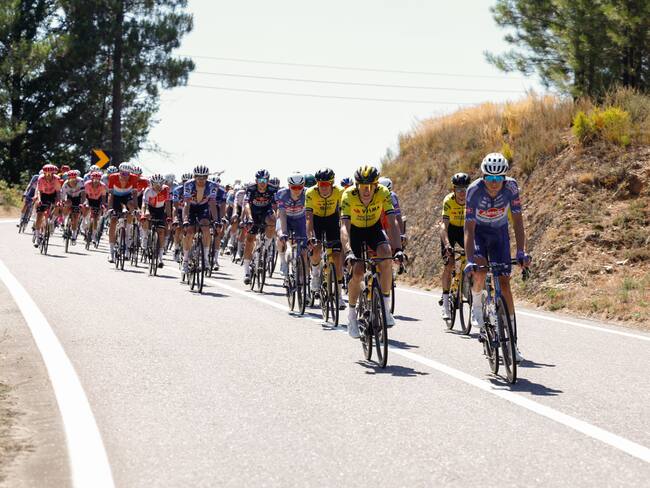 LOUSA (PORTUGAL), 19/08/2024.- Fotografía general de los ciclistas mientras compiten en la etapa 3 de la Vuelta 2024, entre Lousa y Castelo Branco este lunes, en Portugal. La Vuelta Ciclista a España, que se inició el pasado 17 de agosto en Lisboa (Portugal), culminará el próximo 8 de septiembre en Madrid. EFE/Javier Lizón
