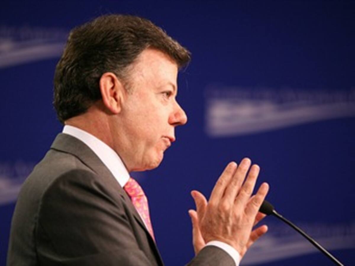 Juan Manuel Santos cree que en septiembre se sabrá si el presidente Uribe aspira a una nueva reelección