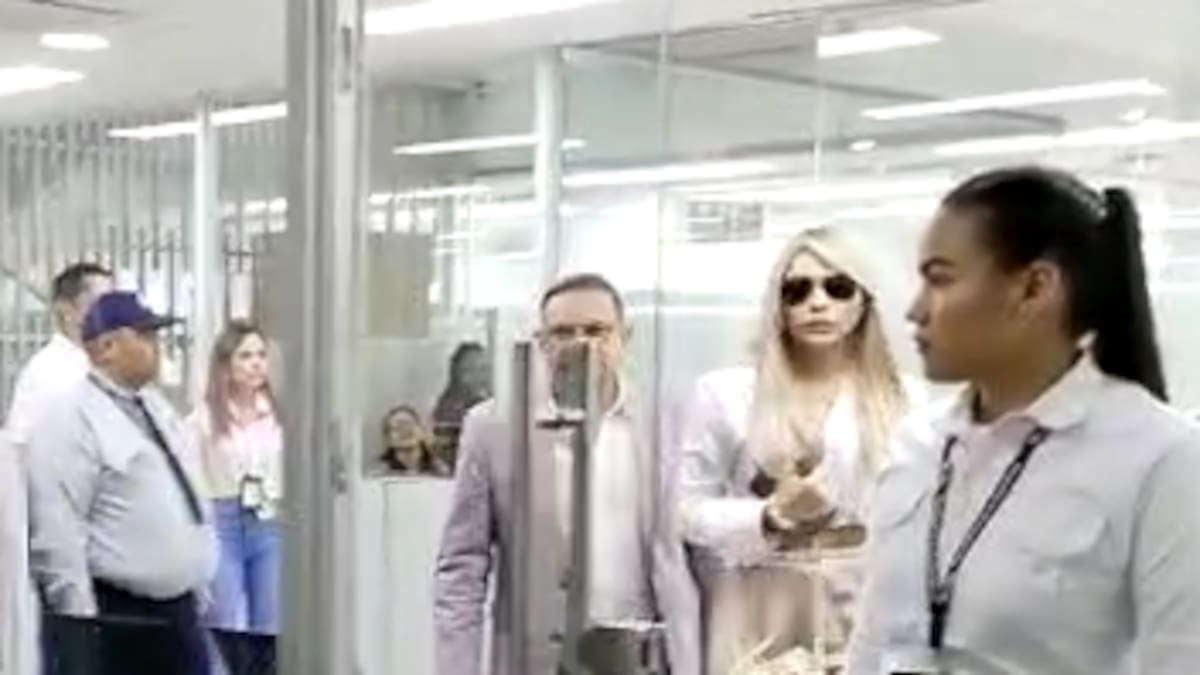 Investigan incendio de vehículo frente a la casa de los padres de Day Vásquez