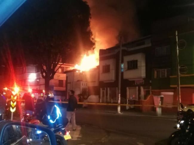 Bomberos controlan incendio en una vivienda de la localidad de Teusaquillo