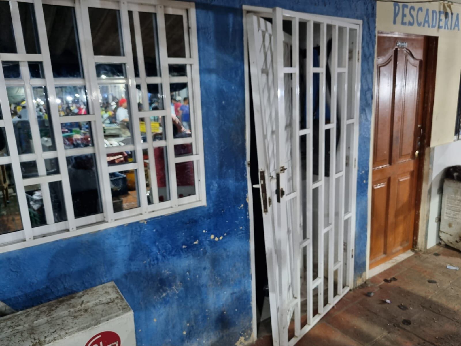 Sujetos forzaron las puertas y cerraduras para hurtar las oficinas de los comerciantes de la plaza del pescado en Barranquilla./ Foto: Caracol Radio