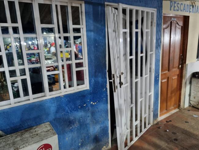 Sujetos forzaron las puertas y cerraduras para hurtar las oficinas de los comerciantes de la plaza del pescado en Barranquilla./ Foto: Caracol Radio