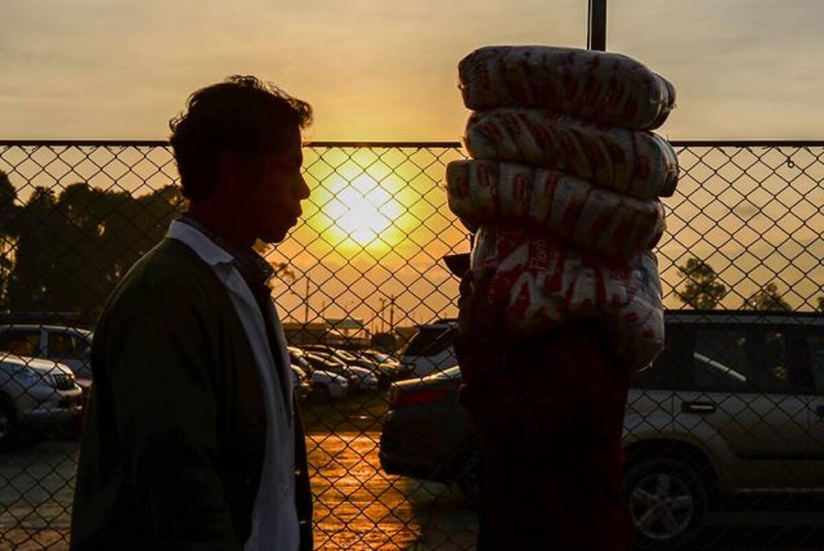 Tienen 42 años de historia, 1.381 accionistas y se inician las labores desde las 2:00 am. Cuenta con 57 bodegas, hay 6.500 comerciantes mayoristas y minoristas y se movilizan 12.400 toneladas diarias de alimentos.