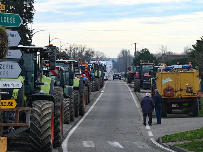 Valence D&#039;agen (France), 22/01/2024.- French farmers from the Occitanie region take part in a demonstration with their tractors in Valence d&#039;Agen, southern France, 22 January 2024. Their demonstration no longer allows access to the Golfech nuclear power plant and highways are blocked. The farmers&#039; demonstration was called by The Regional Federation of Farmers&#039; Unions (FRSEA) and the Young Farmers of Occitanie under the slogan &#039;We walk on our heads&#039; (meaning this makes no sense) to denounce tax increases and government policy. (Protestas, Francia) EFE/EPA/CAROLINE BLUMBERG