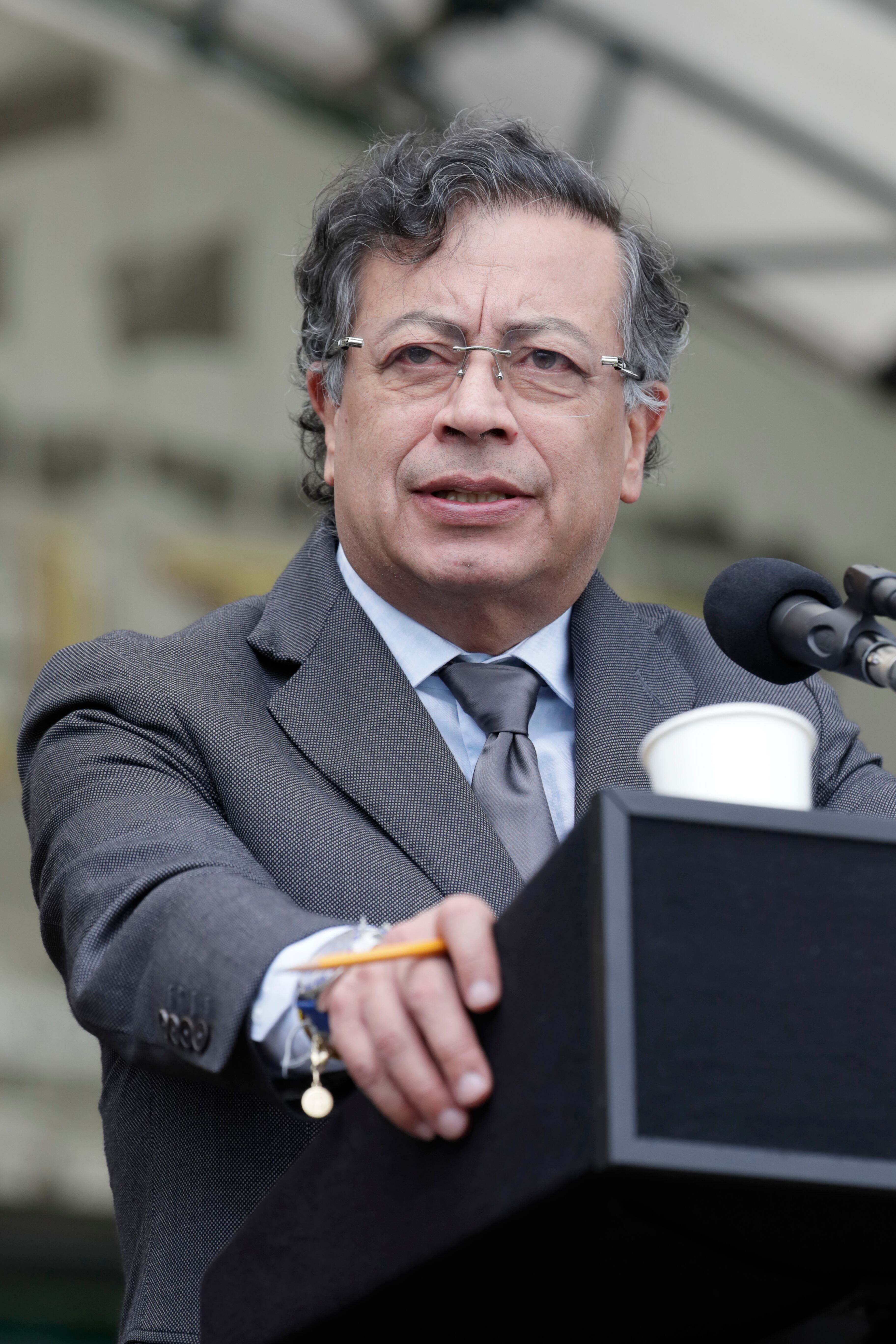 AME8601. BOGOTÁ (COLOMBIA), 19/06/2025.- Fotografía de archivo del 11 de marzo de 2025 del presidente de Colombia, Gustavo Petro, pronunciando un discurso en una ceremonia en la Escuela Militar José María Córdova en Bogotá (Colombia). Petro aseguró que acata pero no comparte la decisión del Consejo de Estado de suspender su decreto para convocar una consulta popular sobre la reforma laboral, y afirmó que se siente "irrespetado" e interpondrá "los recursos de ley". EFE/ Carlos Ortega ARCHIVO