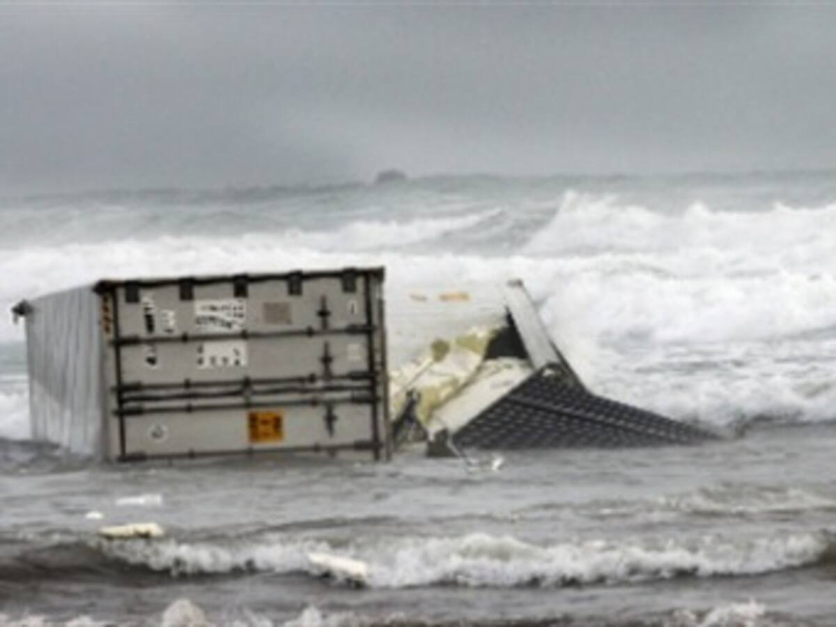 Contenedor con sustancia explosiva cae del barco naufragado en Nueva Zelanda