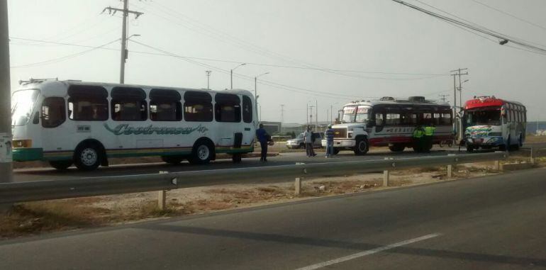 El triple choque de buses de transporte interdepartamental deja un herido de gravedad según el reporte preliminar, quien sería el ayudante de uno de los buses involucrados en el hecho.