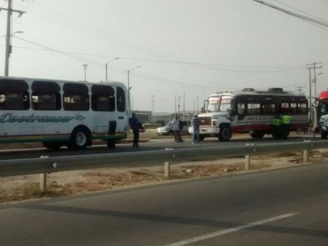 El triple choque de buses de transporte interdepartamental deja un herido de gravedad según el reporte preliminar, quien sería el ayudante de uno de los buses involucrados en el hecho.