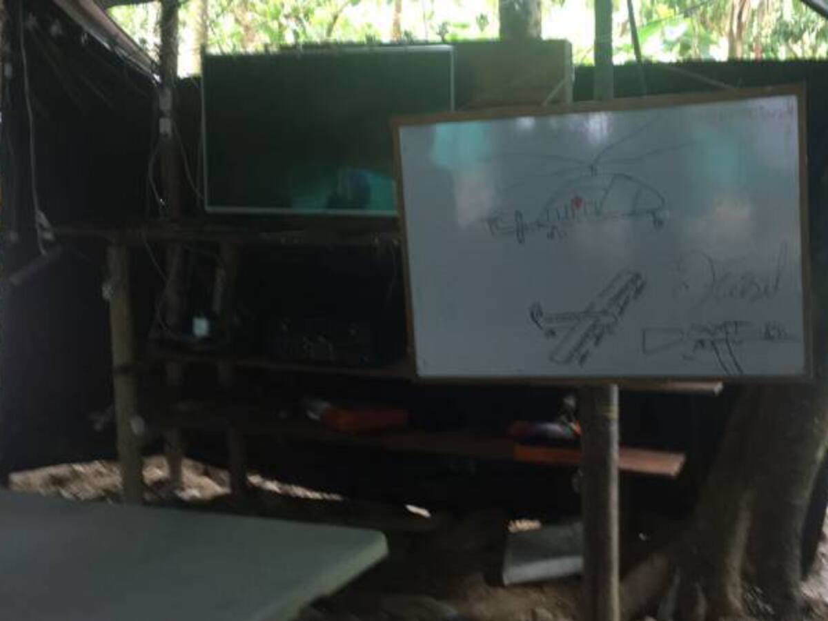 En los campamentos, guerrilleros dedican una hora diaria a estudiar los acuerdos de paz