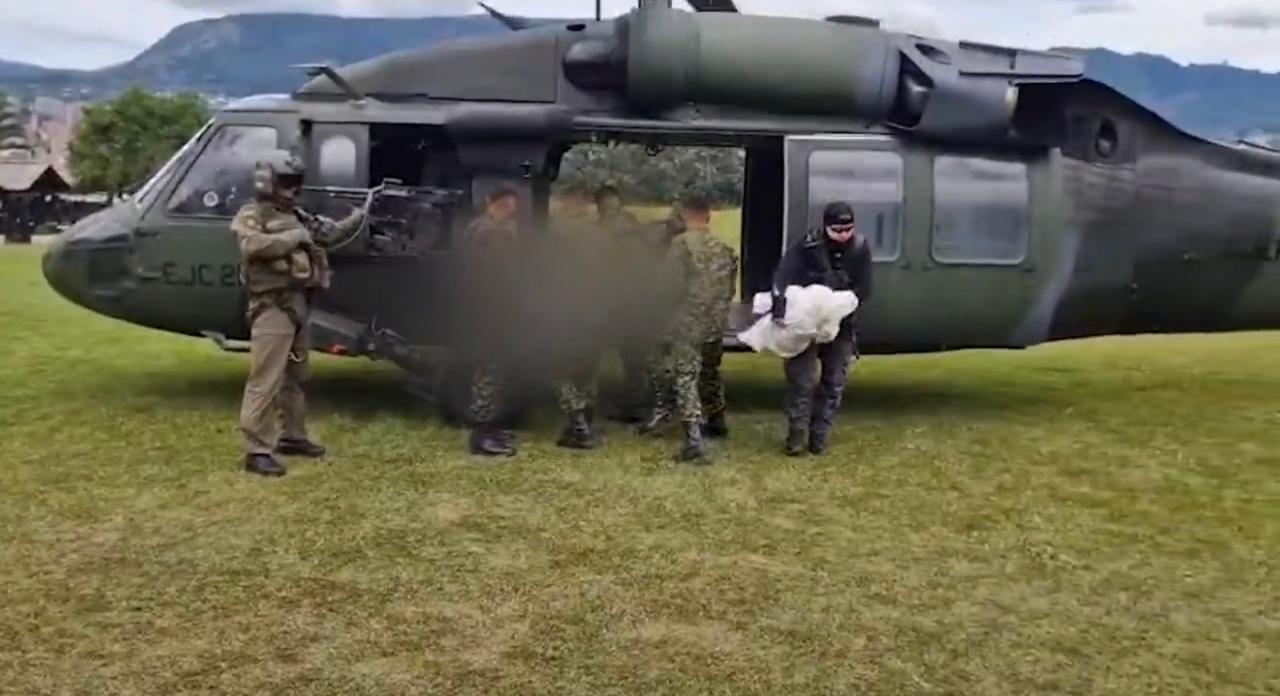 Momentos en que transportaban el cuerpo. // Captura de pantalla de video Ejército Nacional
