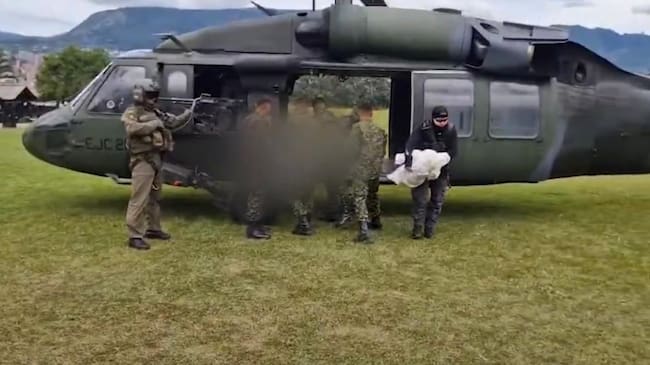Momentos en que transportaban el cuerpo. // Captura de pantalla de video Ejército Nacional