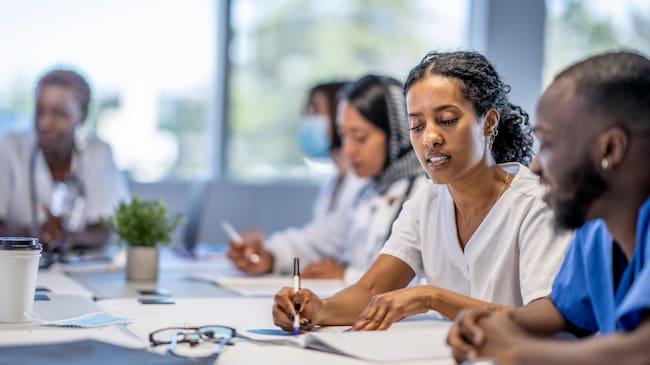 De acuerdo a registros de ASCOFAME, La matrícula del primer curso en medicina pasó de 7.969 estudiantes en 2014 a 10.345 en 2022, con un crecimiento de 29.8%. | Foto: Getty Images