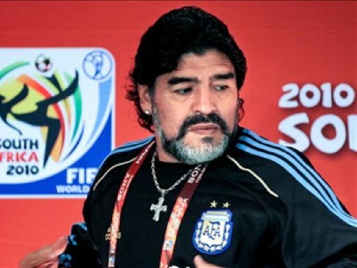 La FIFA descarta sanción a Maradona por declaraciones contra Pelé y Platini