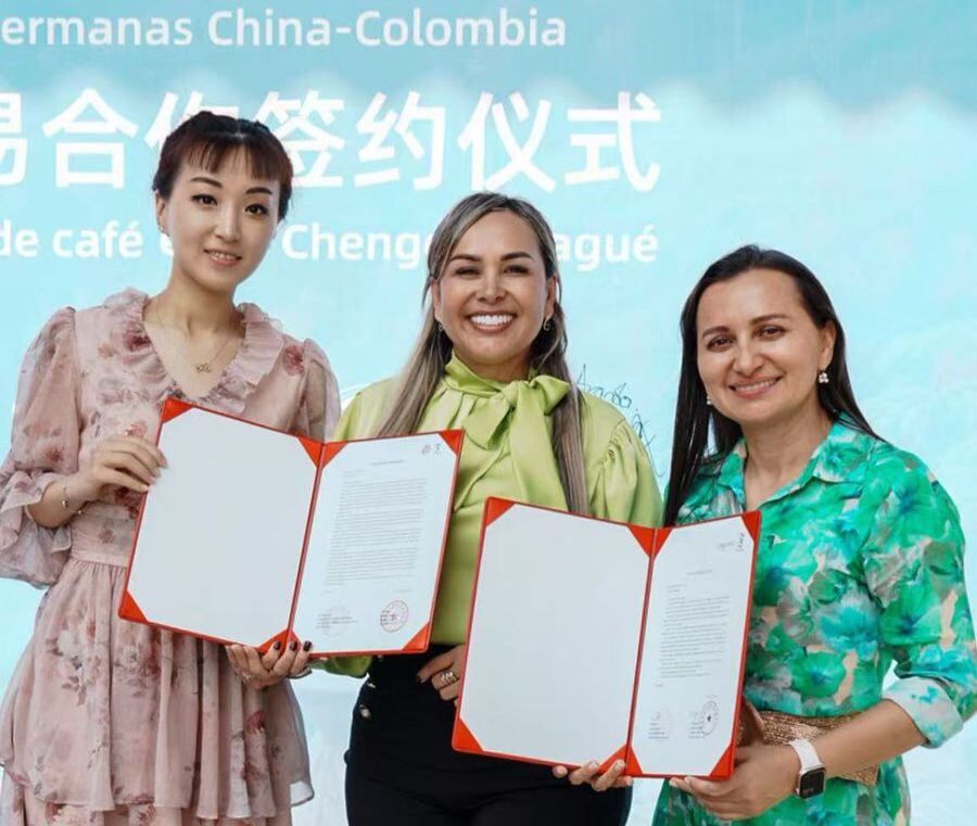 En el centro de la imagen la alcaldesa de Ibagué, Johana Aranda y la secretaria de desarrollo económico, Naydú Romero.