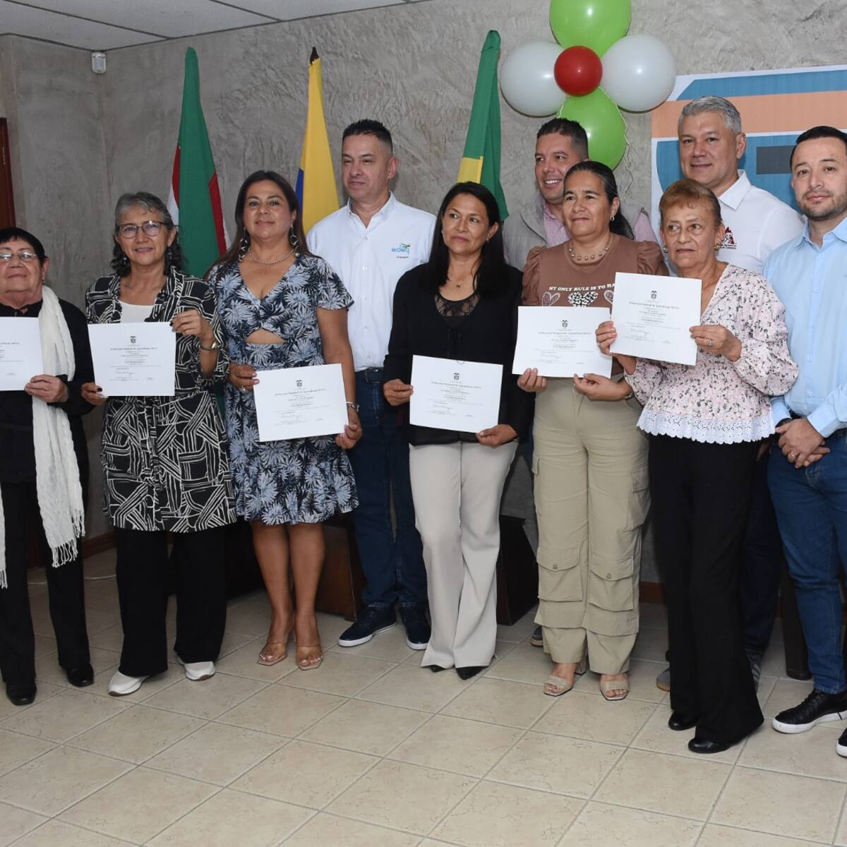 77 Mujeres rurales y campesinos del Quindío certificados en electricidad básica