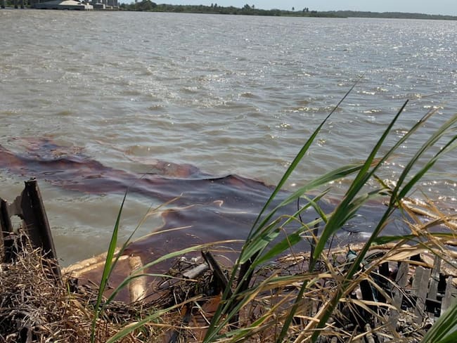 Inician investigación por vertimiento de aceite en el Río Magdalena