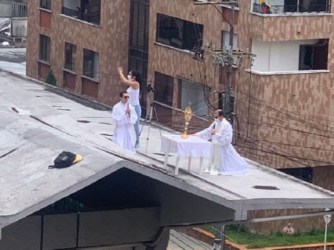 En cuarentena sacerdotes celebran la Eucaristía hasta en los techos