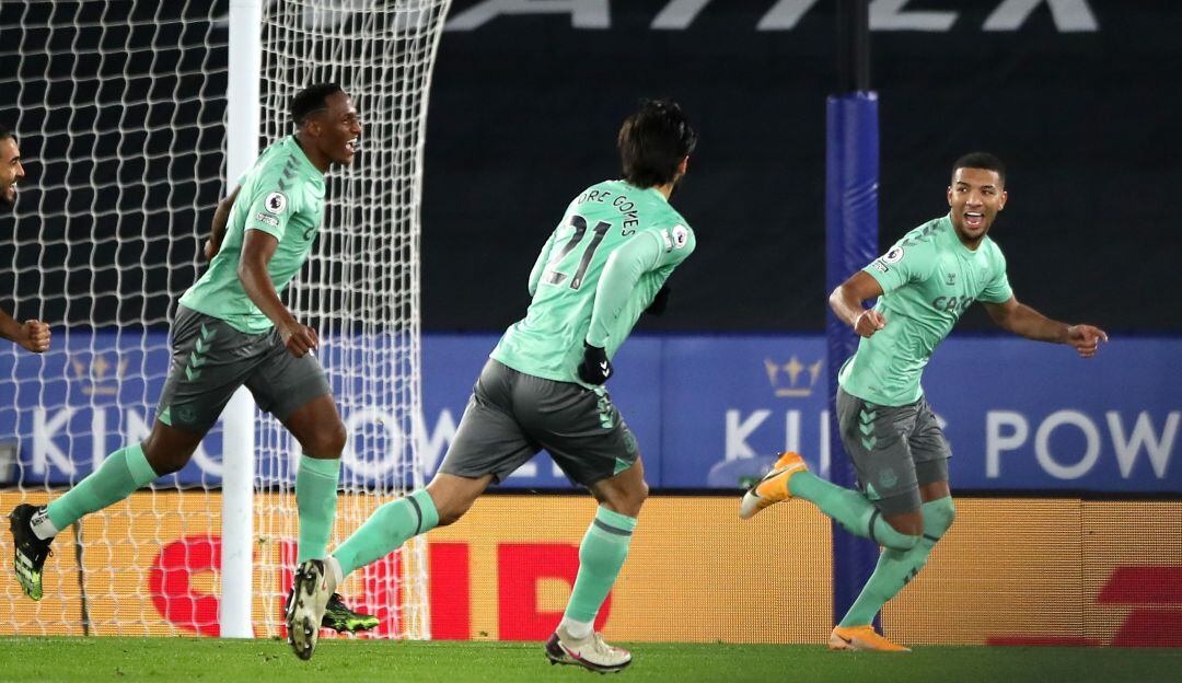 Yerry Mina celebra el primer gol del Everton