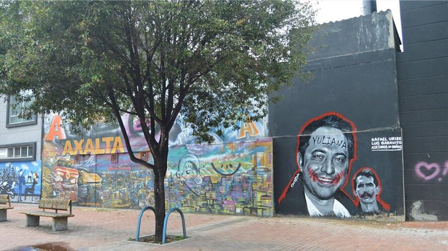 Artista recupera "muros de la infamia" con grafiti de Rafael Uribe Noguera. Foto: Agencia EFE