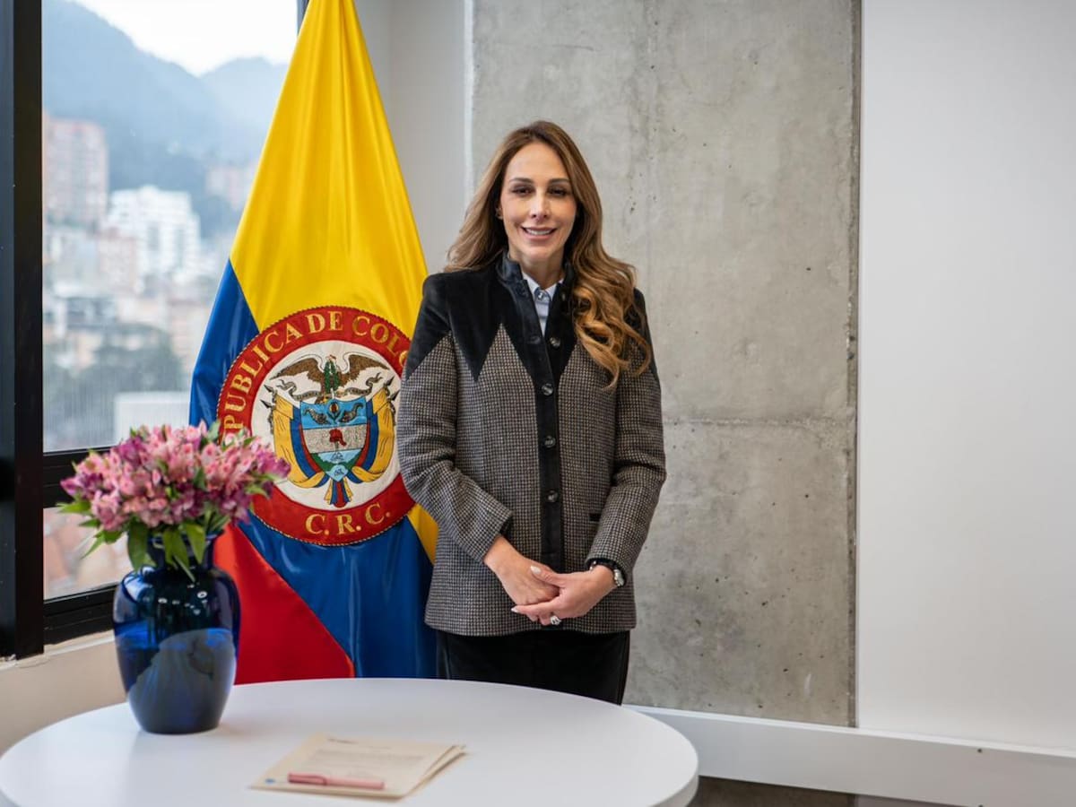 Nueva comisionada se posesiona en la CRC para la regulación de telecomunicaciones