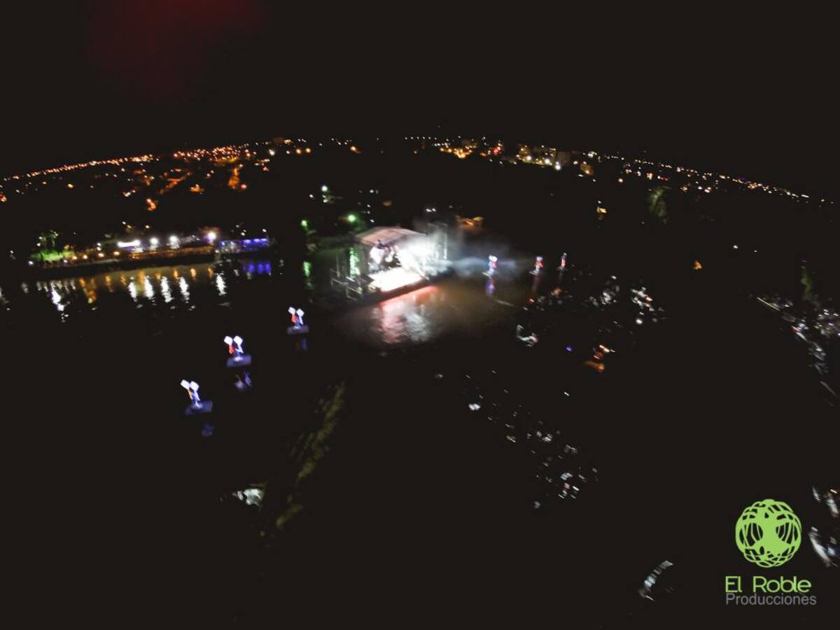 El artista hizo su presentación desde un planchó sobre el río Sinú. Foto: El Roble Producciones