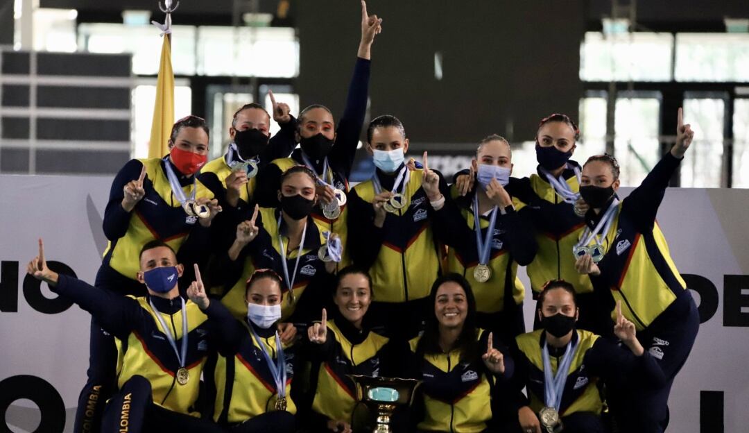 La delegación nacional celebra con el trofoe de campeonas del Sudamericano de Natación Artística.