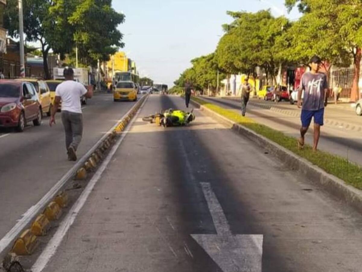 Fuerte accidente de tránsito en Barranquilla deja a un policía muerto y a una herida