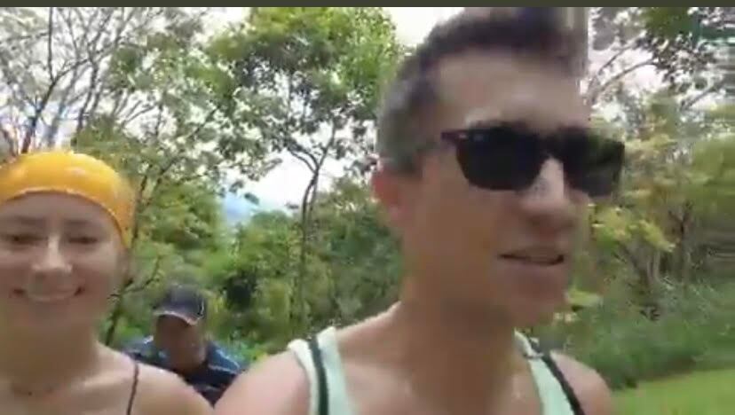 Los extrajeros fueron atacados por la espalda y con armas blancas por dos delincuentes. Foto: cortesía.