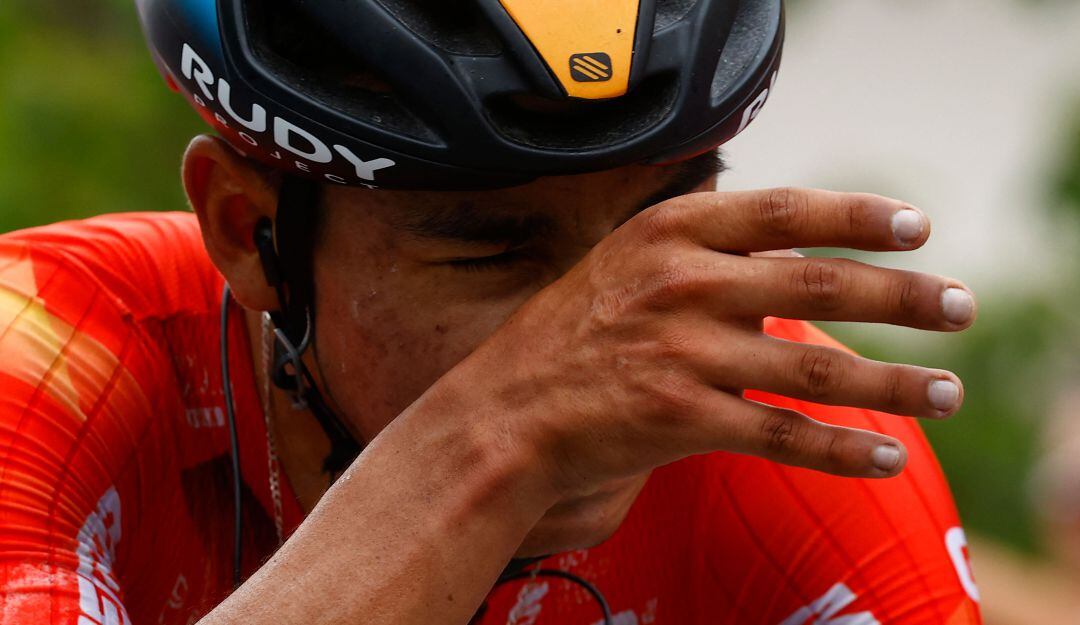 Santiago Buitrago llora desconsolado tras terminar segundo en la etapa 15 del Giro de Italia.