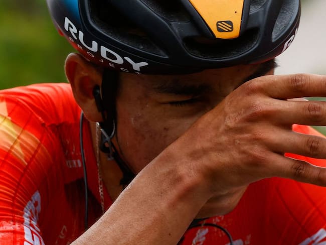 Santiago Buitrago llora desconsolado tras terminar segundo en la etapa 15 del Giro de Italia.