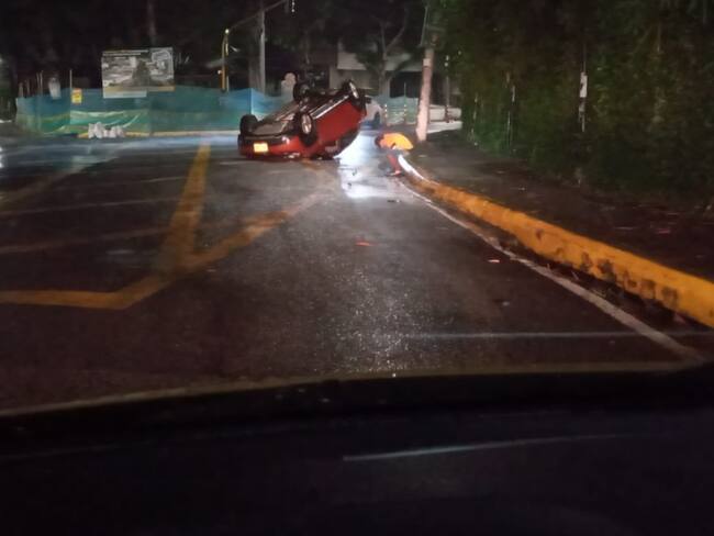 Carro volcado fue abandonado en Cabecera