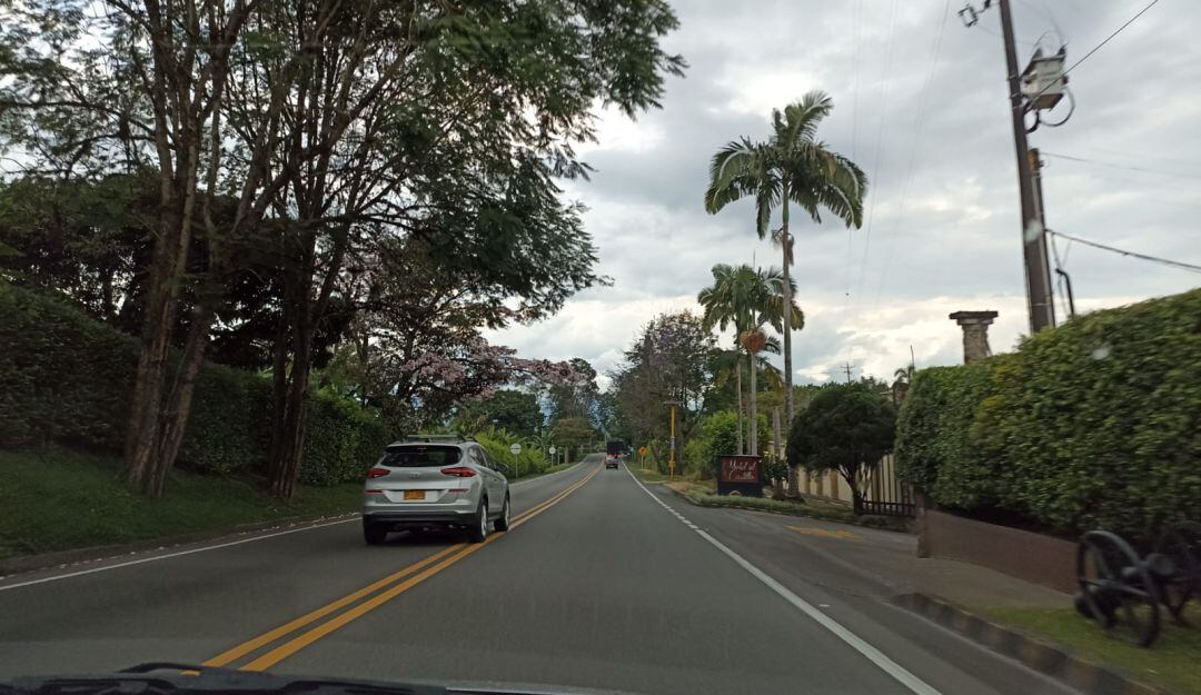 Días de cielo parcialmente nublado, vía entre Calarcá y Barcelona en el Quindío