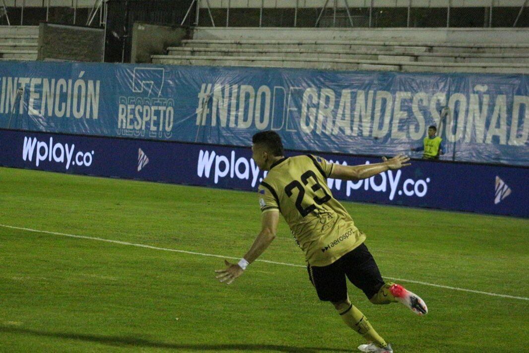 Johan Caballero celebra uno de sus dos goles con Águilas Doradas / Twitter: @AguilasDoradas