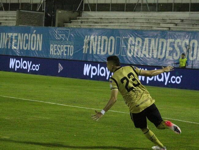 Johan Caballero celebra uno de sus dos goles con Águilas Doradas / Twitter: @AguilasDoradas