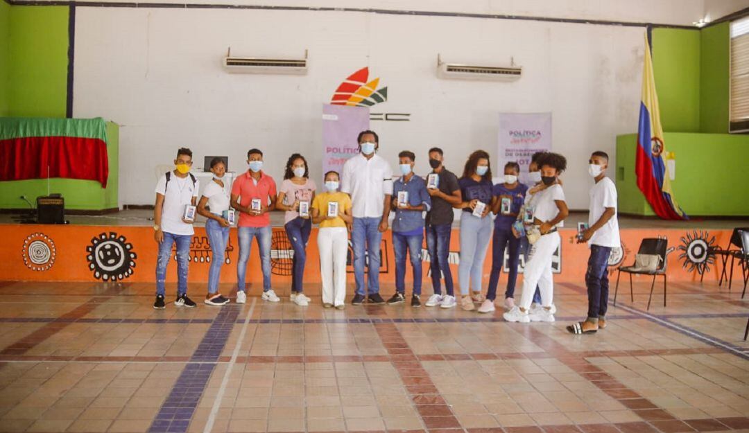 La idea es que se conecten a sus clases en línea, realicen sus trabajos, y cumplan con las obligaciones académicas virtuales